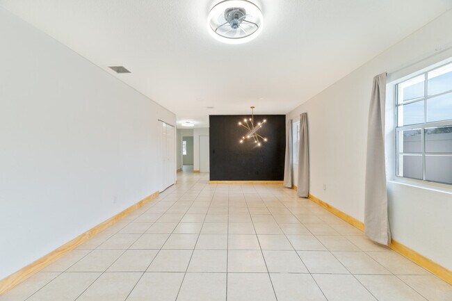 Building Photo - 289 SW 3rd Ct