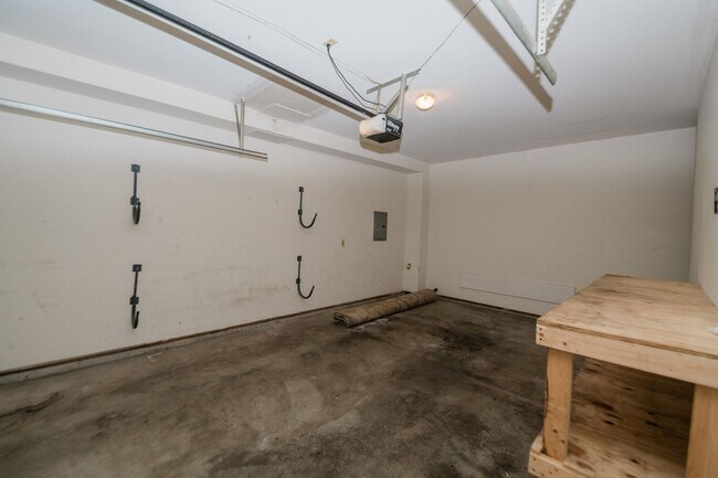 Building Photo - 2 bedroom / 2 bathroom Townhouse for rent ...