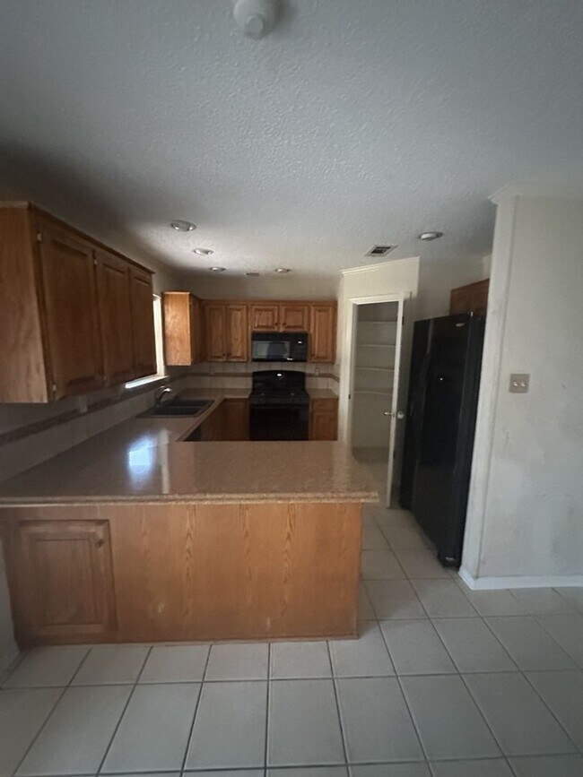 Building Photo - AVAILABLE NOW!!