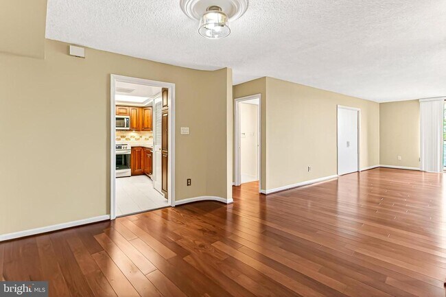 Building Photo - 1101 S Arlington Ridge Rd