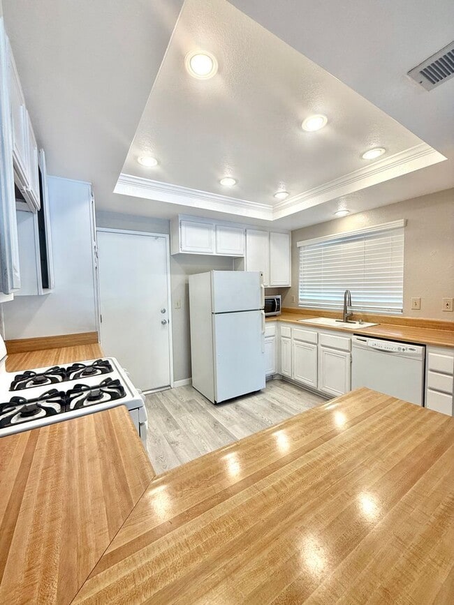 Building Photo - Beautiful 3 bedroom, 3 bath condo in Grand...