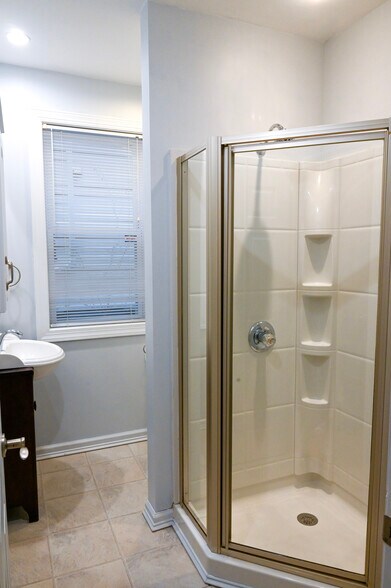 Bathroom shower - 330 Demain Ave