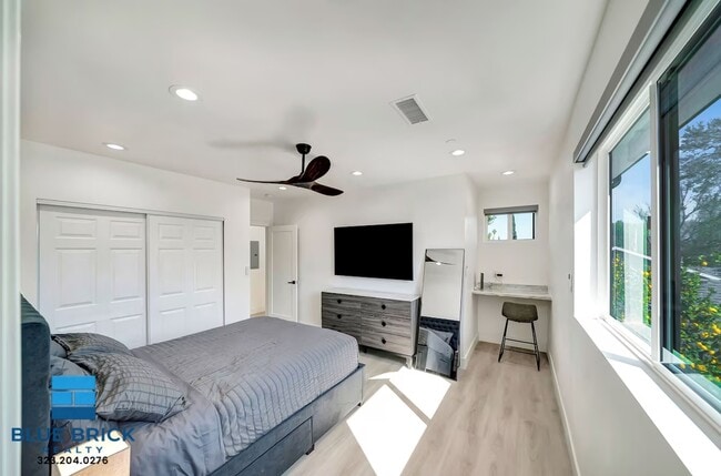 Building Photo - 5841 Vanalden Ave