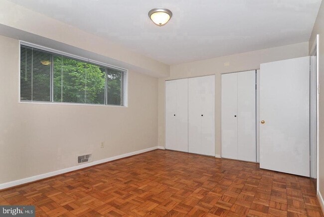 Building Photo - 10618 Kenilworth Ave