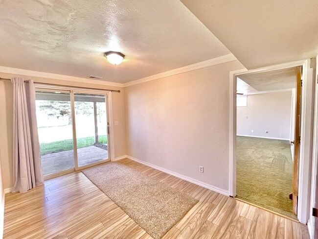 Building Photo - Gorgeous Private Home with Views!