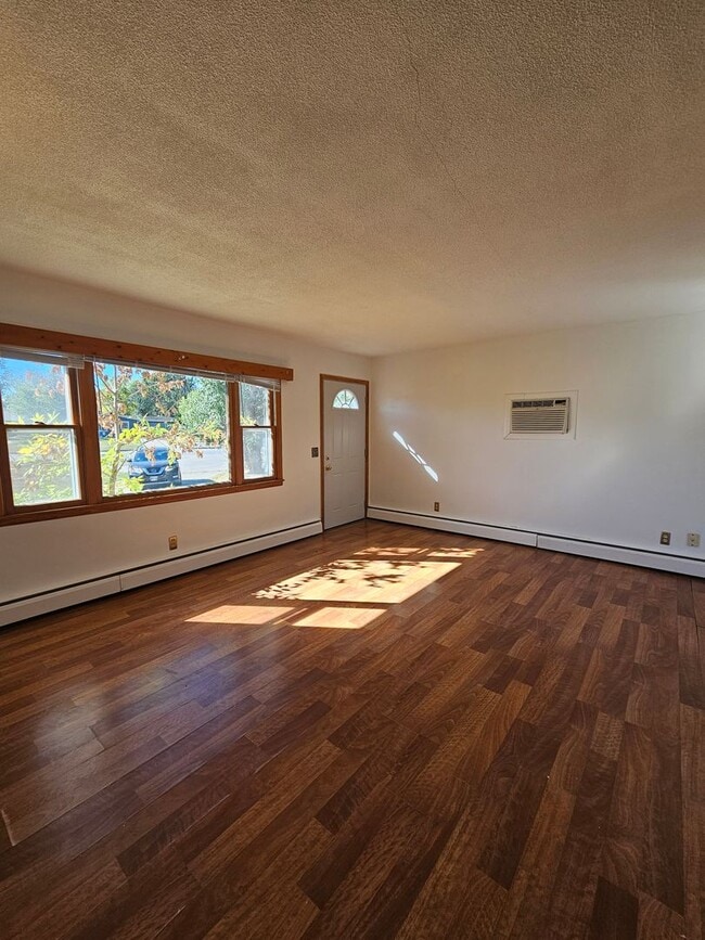 Building Photo - 3 BD | 1 BA | HOUSE | ATTACHED GARAGE | SO...