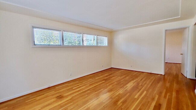Building Photo - Great One Bedroom Unit Located In Multnoma...