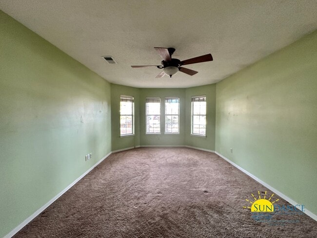 Building Photo - Beautiful 3 Bedroom Home in Mary Esther!