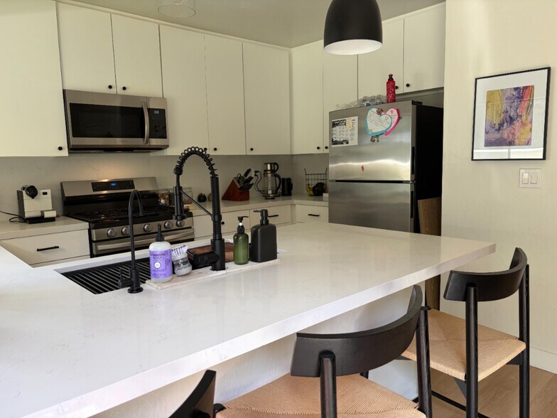 Building Photo - 132 W Alamar Ave