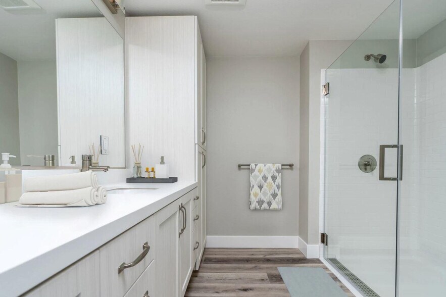 Building Photo - 1222 Oakmead Pkwy