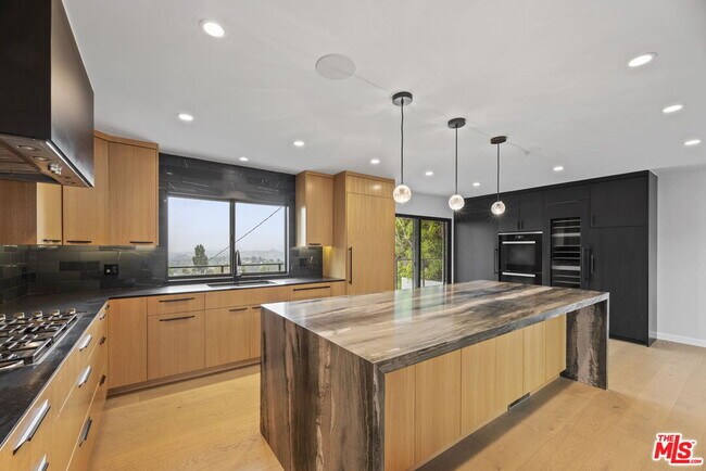 Building Photo - 105 Sequoia Dr