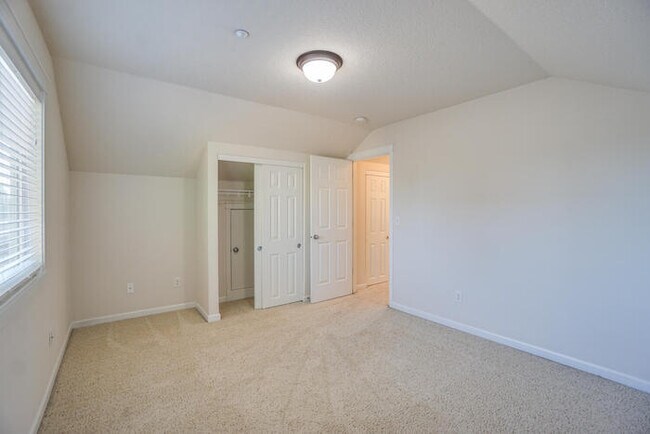 Building Photo - BEAUTIFUL THREE BEDROOM HOME IN VANCOUVER