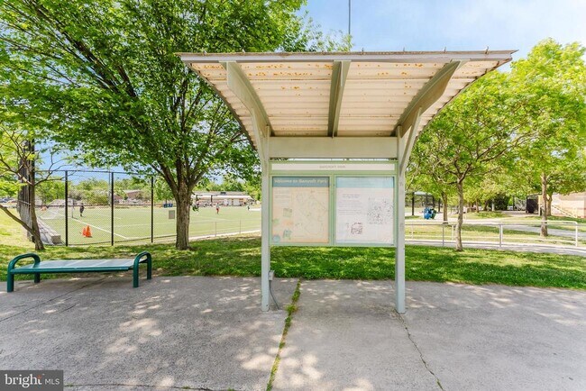 Building Photo - 2725 S Walter Reed Dr