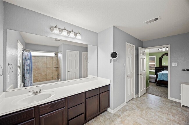 Building Photo - 15015 Hope Hills Ln