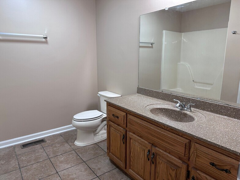 Building Photo - 69 Randi Dr