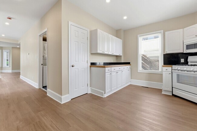 Building Photo - 142 Elliott St