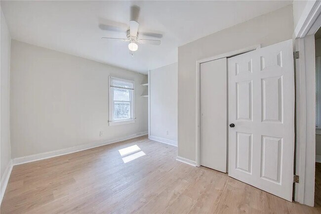 Building Photo - 204 Clarksville St