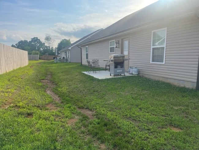 Building Photo - 3 Bedroom 2 bath one level home just outsi...