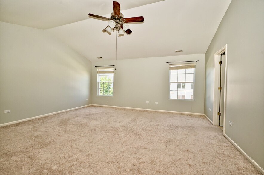 Building Photo - 447 Cardinal Ln