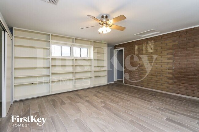 Building Photo - 328 E Balboa Dr