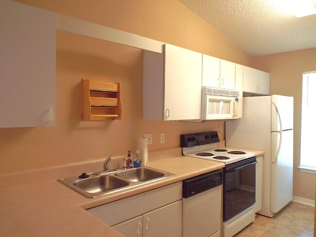 Building Photo - 2BR/1BA with Fenced Yard – Lawn Care Inclu...