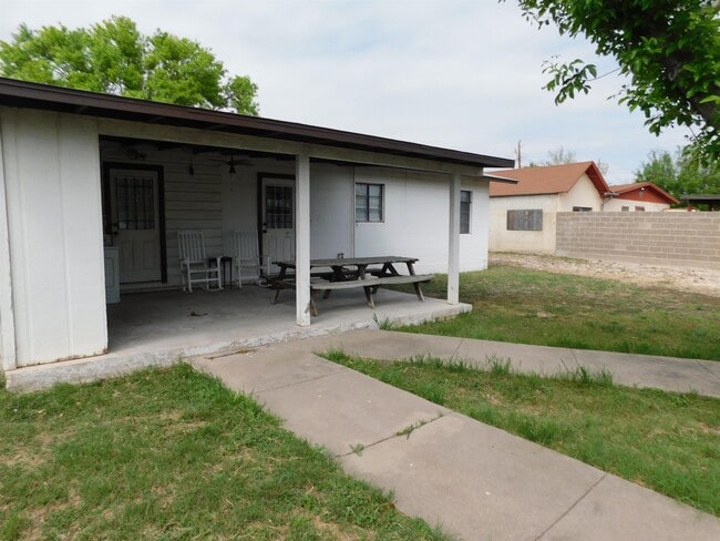 Building Photo - 610 W 7th St