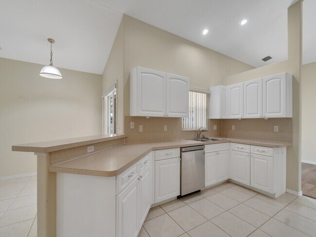 Building Photo - 962 Montrose Ave