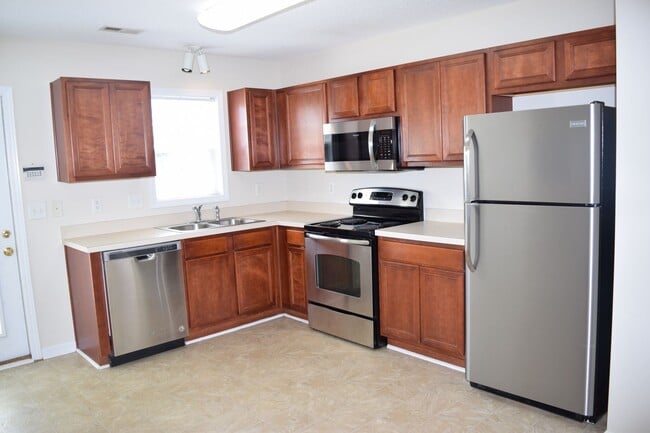 Building Photo - Spacious 2BR 2.5BA Townhome In Prime Location!