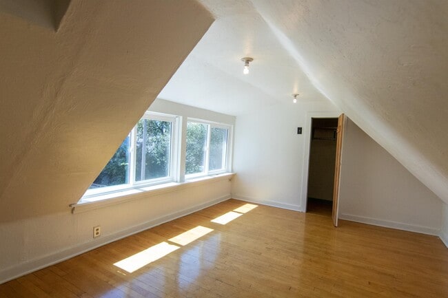 Building Photo - 802 S 10th St