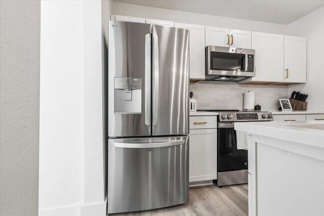 Building Photo - 643 W 8th Ave