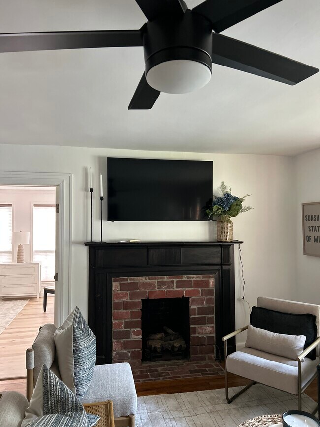 Building Photo - 102 Church St