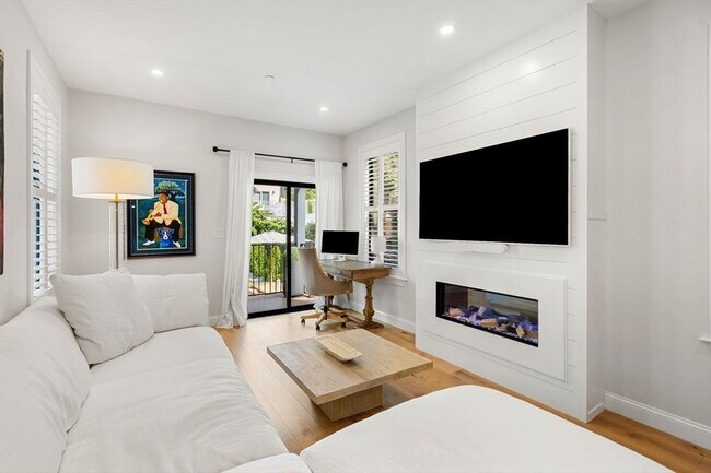 Building Photo - 722 E 5th St