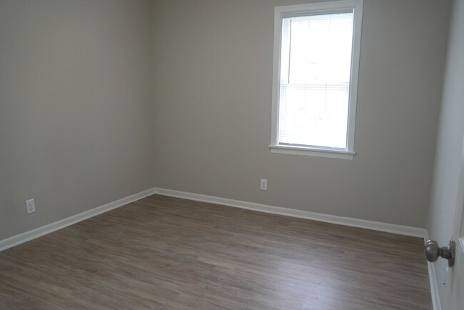 Building Photo - Charming 2 Bedroom Home