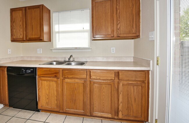 Building Photo - GREAT LOCATION: 1604 & SHAENFIELD | 3 BEDS | 2 BATHS | MOVE IN READY