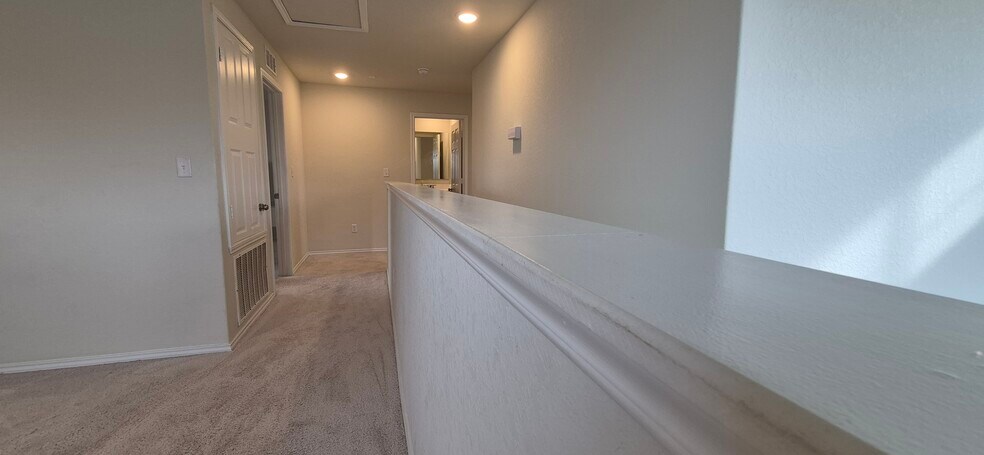 Building Photo - 5819 Rolling Gln