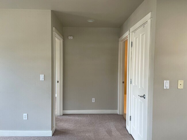 Building Photo - Your Cozy Corner in Fairview Village!