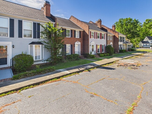 Building Photo - 1985 Briarcliff Rd