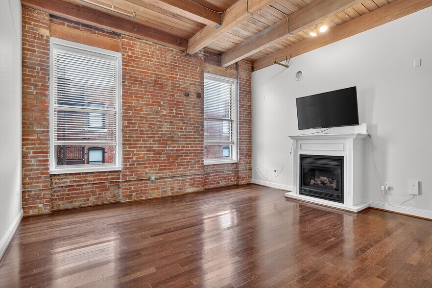 Building Photo - 612 Central St