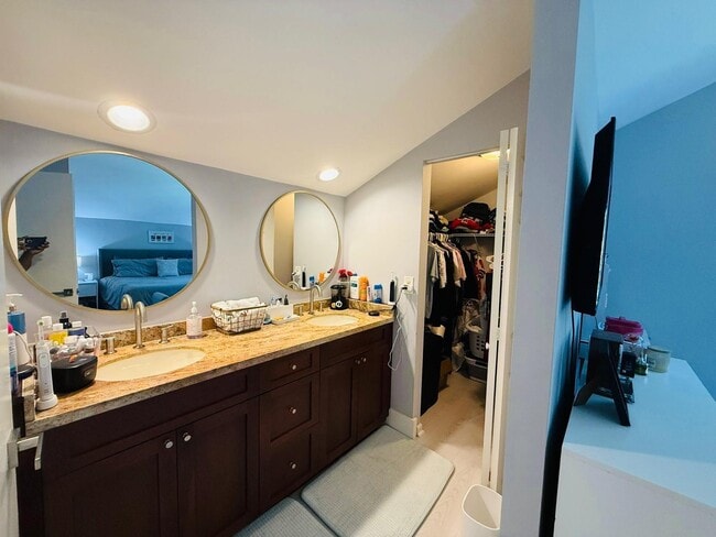 Building Photo - 5831 Thisledown Ct