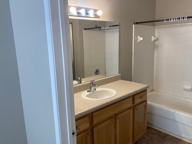 Building Photo - Move-in Ready first floor 2/2 Condo in Lee...