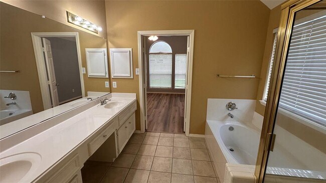 Building Photo - 3727 Parkshire Dr