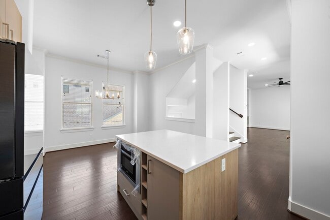 Building Photo - 1015 W 24th St