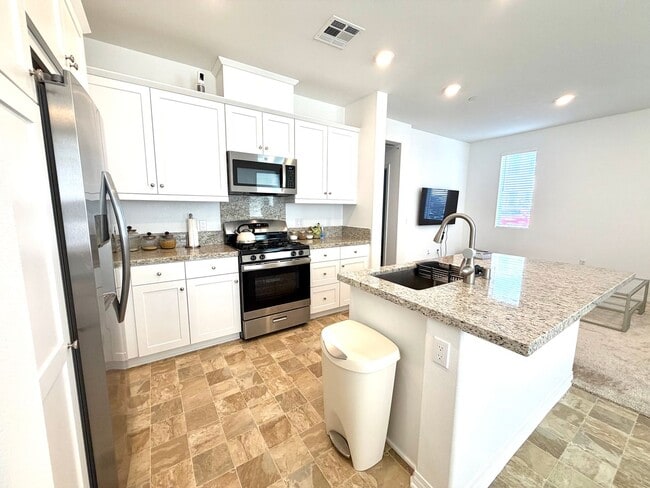 Building Photo - Almost BRAND NEW end unit Townhome in Winchester for Rent