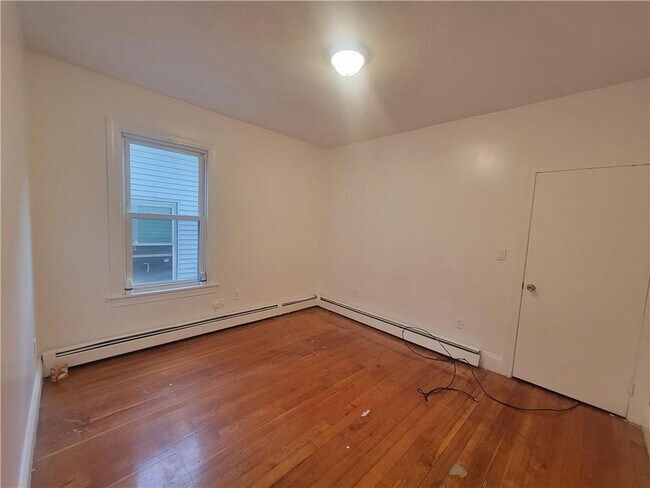 Building Photo - 123 Putnam St