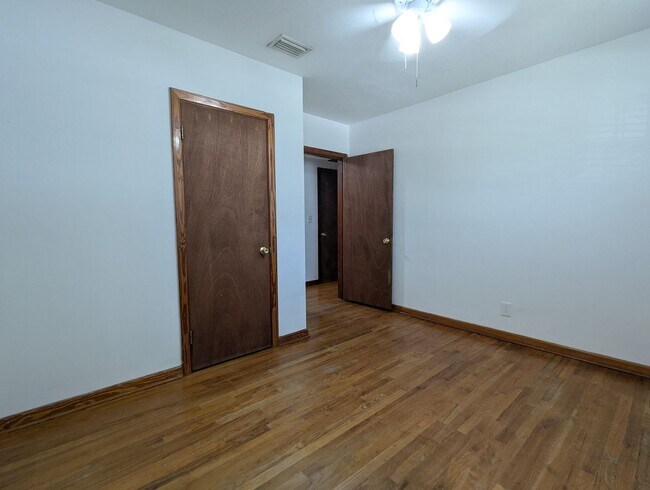 Building Photo - Adorable 3/2 with updated kitchen and full...