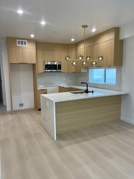 Building Photo - 611 W 41st Pl