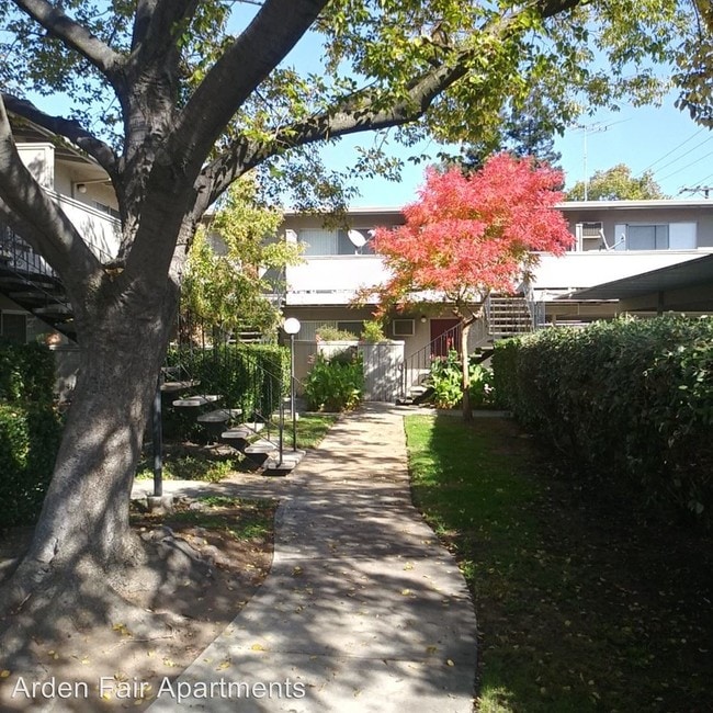 Building Photo - 2228 Royale Rd