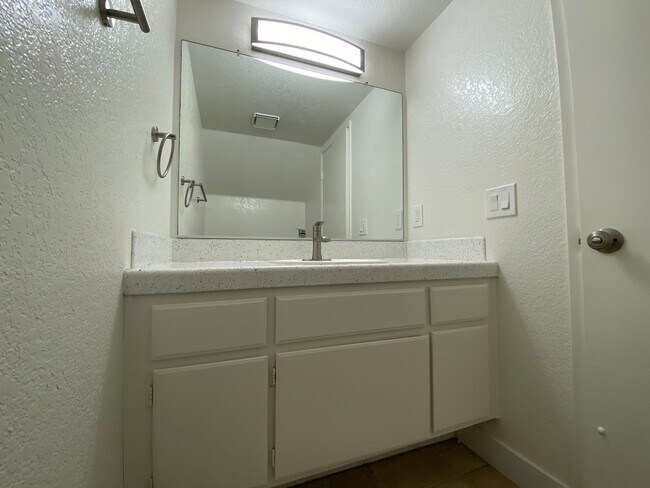 Building Photo - Stunning Townhome in Tanglewood Community