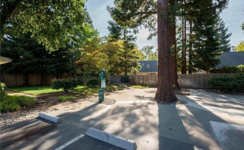 Building Photo - 139 W Lassen Ave