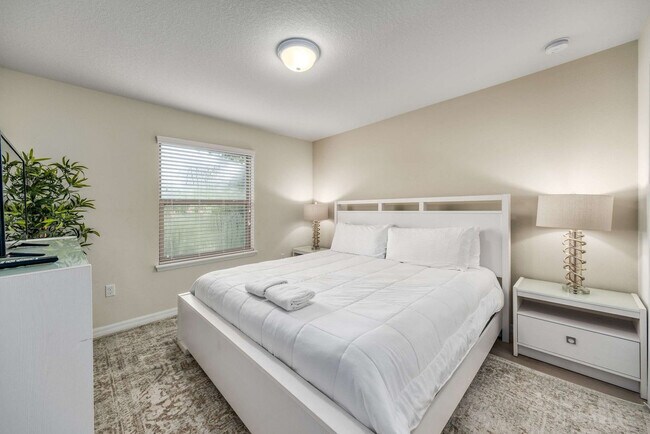 Building Photo - 9042 Rhodes St